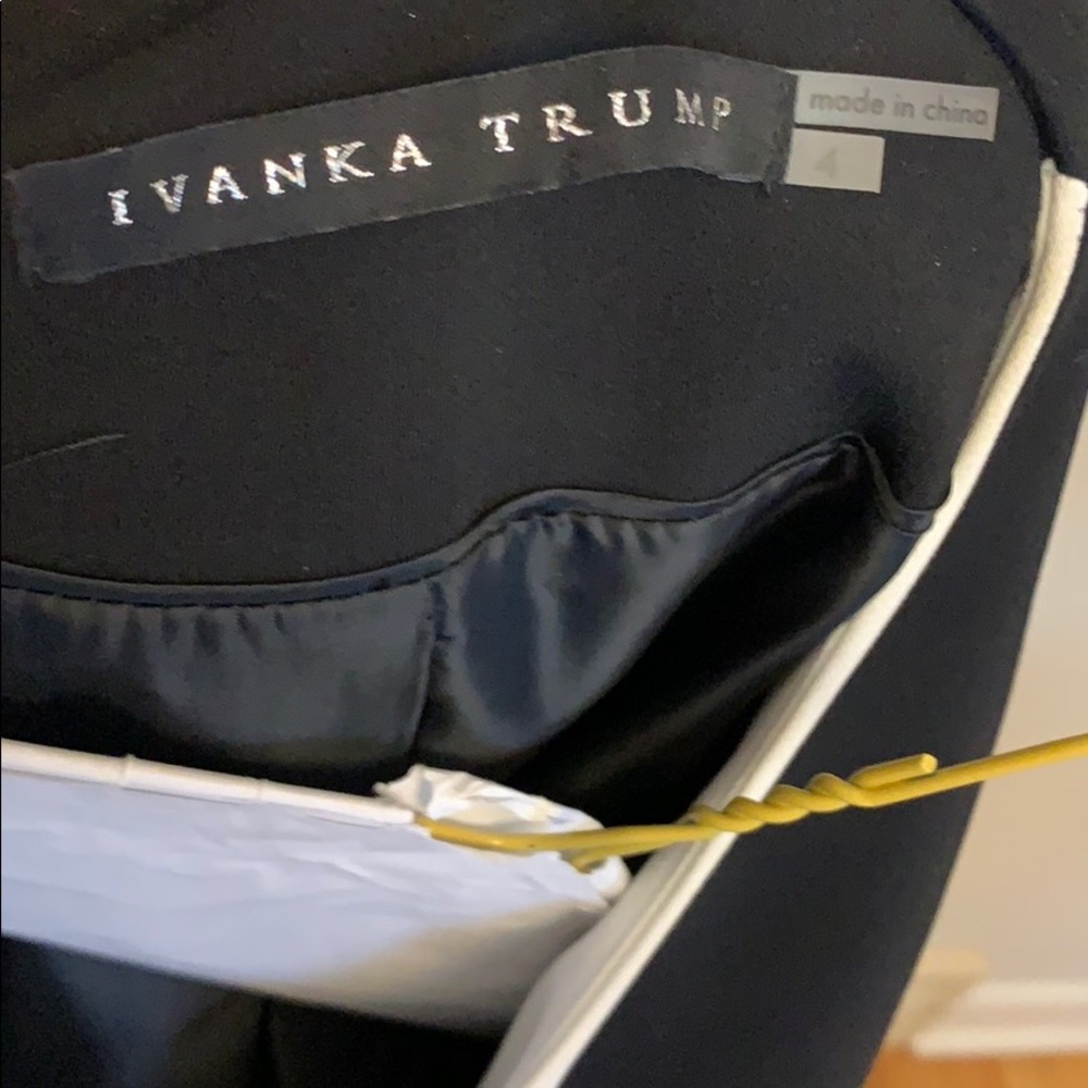 ❌SOLD❌ Ivanka Trump black & off white blazer Sz 4 - Picture 3 of 5